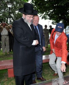 Vlaardingen Rabbijn Evers herinwijding Joodse begraafplaats- foto Ron van Rossum Joodse begraafplaats Vlaardingen in ere hersteld