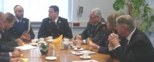Hoofdkrijgsmachtrabbijn Sebbag (links) geeft uitleg aan minister Hillen van Defensie (rechts)
