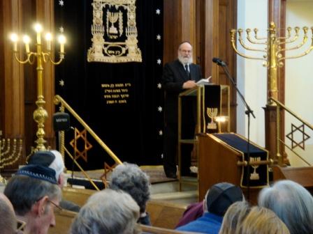 Opperrabbijn Jacobs spreekt in de synagoge van Arnhem predikanten toe tijdens een bijeenkomst met Christenen voor Israel, februari 2011