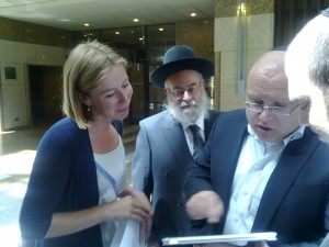 Amendement-indienster Van Veldhoven (D66), opperrabbijn Jacobs, Ronnie Eisenmann (Voorzitter Joodse Gemeente Amsterdam)