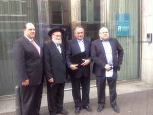 NIK Secr-gen. Ruben Vis, Chief Rabbi Rav Binyomin Jacobs, NIK President Jacob Hartog holding the signed covenant and Amsterdam Orthodox Jewish community President Ron Eisenmann after the signing of the covenant in the Parliamentary buildings in The Hague, June 5 2012