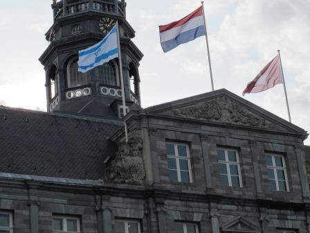 Jom Ha-atsmaoet, de Israelische vlag wappert op het stadhuis van Maastricht 2013