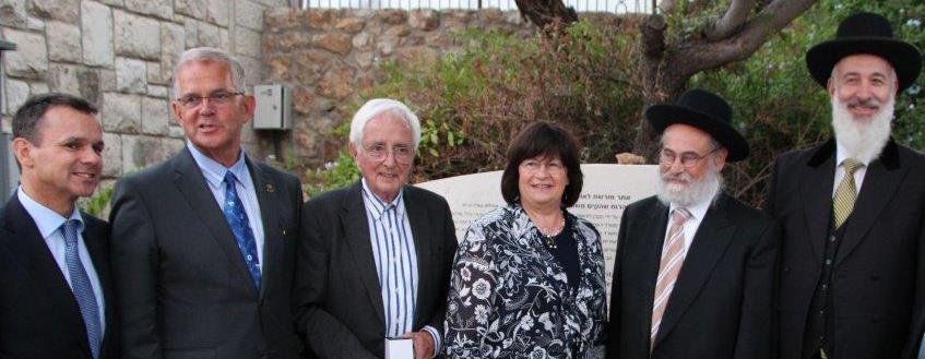 Karel van Oordt, gedurende zijn laatste reis naar Israel.  De via Christenen voor Israel gerestaureerde Montefiore molen in Jeruzalem. Burgemeester Nir Barkat,  CvI voorzitter Schutte, CvI oprichter Karel van Oordt, mevr. Jacobs, Opperrabbijn Jacobs, Opperrabbijn Metzger, 2012.