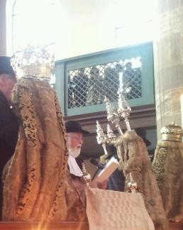 Haham Toledano geflankeerd door vier van de veertien Tora-rollen