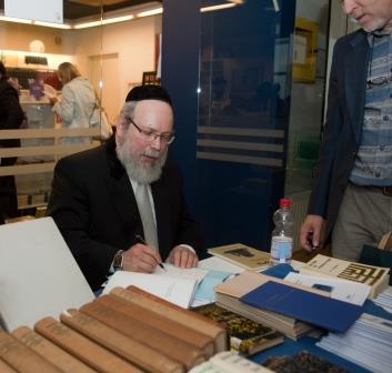 Rabbijn Evers signeert zijn boeken op de Jewish Identity Day 2013. Foto D. PH. Spits