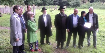 Op de Joodse begraafplaats Zeeburg werd een convenant ondertekend. V.l.n.r. o.a. Eron Wolf, Joel Cahen, rabbijnen Evers en Wolff,  stadsdeelvoorzitter Elatik, bestuursleden van stichting Eerherstel Efraim Goldstoff en Jaap Meijers.