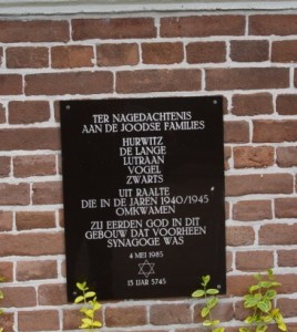 Raalte, plaquette aan de muur van de voormalige synagoge.