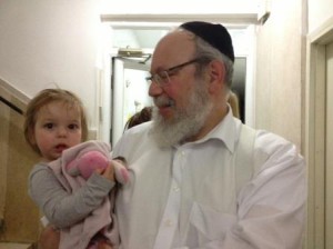 Rabbijn Evers met kleindochter op weg naar schuilkelder in Jeruzalem 2014