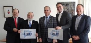 Vlnr: NIK-secretaris Ruben Vis, opperrabbijn Jacobs van Cheider, Christenen voor Israel-voorzitter Dick Schutte, Eldad Eitje van Joods Bijzonder Onderwijs en NIK-bestuurslid David Pappie.