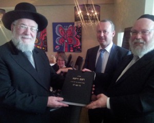 Rav Lau, NIK-voorzitter Jonathan Soesman en rav Evers.