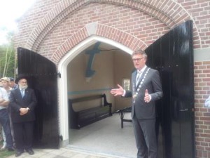 Opperrabbijn Jacobs en burgemeester Jansen bij metaheerhuis Oisterwijk