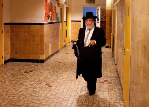 Rabbijn Evers: "Vandaag was ik voor het eerst van mijn leven in de kindercrèche tegenover de Hollandsche Schouwburg." In de  kweekschool aan de Plantage Middenlaan (de voormalige kweekschool waarvandaan veel joodse kinderen uit de crèche zijn ontsnapt). Op de dag dat de plannen voor de renovatie en inrichting tot Sjoa-museum voor dit gebouw (kweekschool) zijn gepresenteerd. Foto Ruud van Zwet