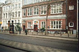 De tramhalte en het gebouw waar de crèche was gevestigd tegenover de Hollandsche Schouwburg.