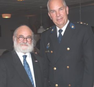 Opperrabbijn Jacobs met hoofdcommissaris Aalbersberg 2015 foto DirkPhSpits