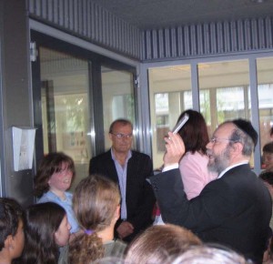 Rabbijn Evers met in zijn hand de mezoeza voor de voordeur van het nieuwe Rosj Pina, september 2009.