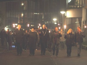 Fakkeltocht voor vrede door de straten van Zutphen met burgemeester Gerritsen, opperrabbijn Jacobs en vertegenwoordigers van de werkgroep Synagoge, Kerk, Moskee.