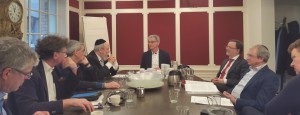 NIK-rabbijn Raphael Evers in gesprek met de scriba van de Protestantse Kerk, de president van de Lutherse synode, de voorzitter van het Overlegorgaan Joden en Christenen en rabbijn Menno ten Brink en Ron vd Wieken van het NVPJ.