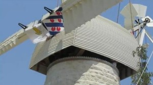 De Friese kap van de vernieuwde molen van Montefiore in Jeruzalem. Foto: OmropFryslan, 2012