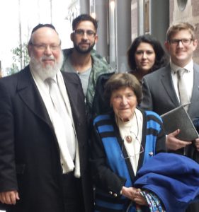 Bloeme Evers met haar zoon rabbijn Raphael Evers in de Tweede Kamer waar zij parlementariërs toespreekt over hedendaags antiswemitisme, april 2015.