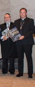 Rabbijn Evers en bisschop Woorts bij de uitreiking van de eerste exemplaren van een boek over kerkelijke interieurs in Nederland, juni 2016.