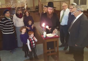 Rabbijn Shmuel Spiero maakt havdala in de sjoel van Zwolle.